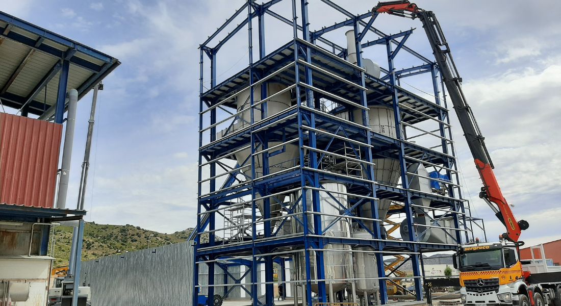 Torre de atomización y almacén anexo