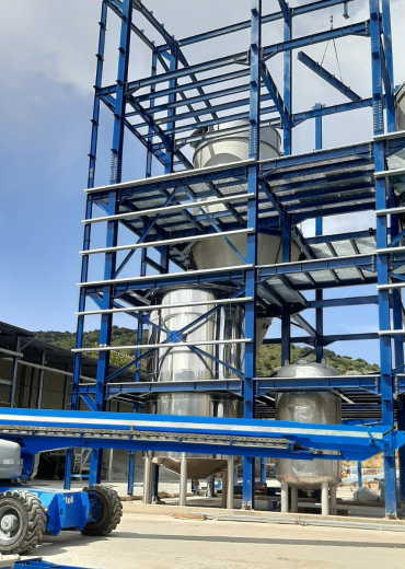 Torre de atomización y almacén anexo