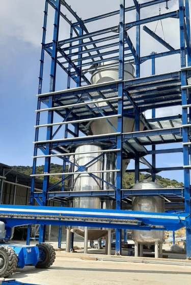 Torre de atomización y almacén anexo