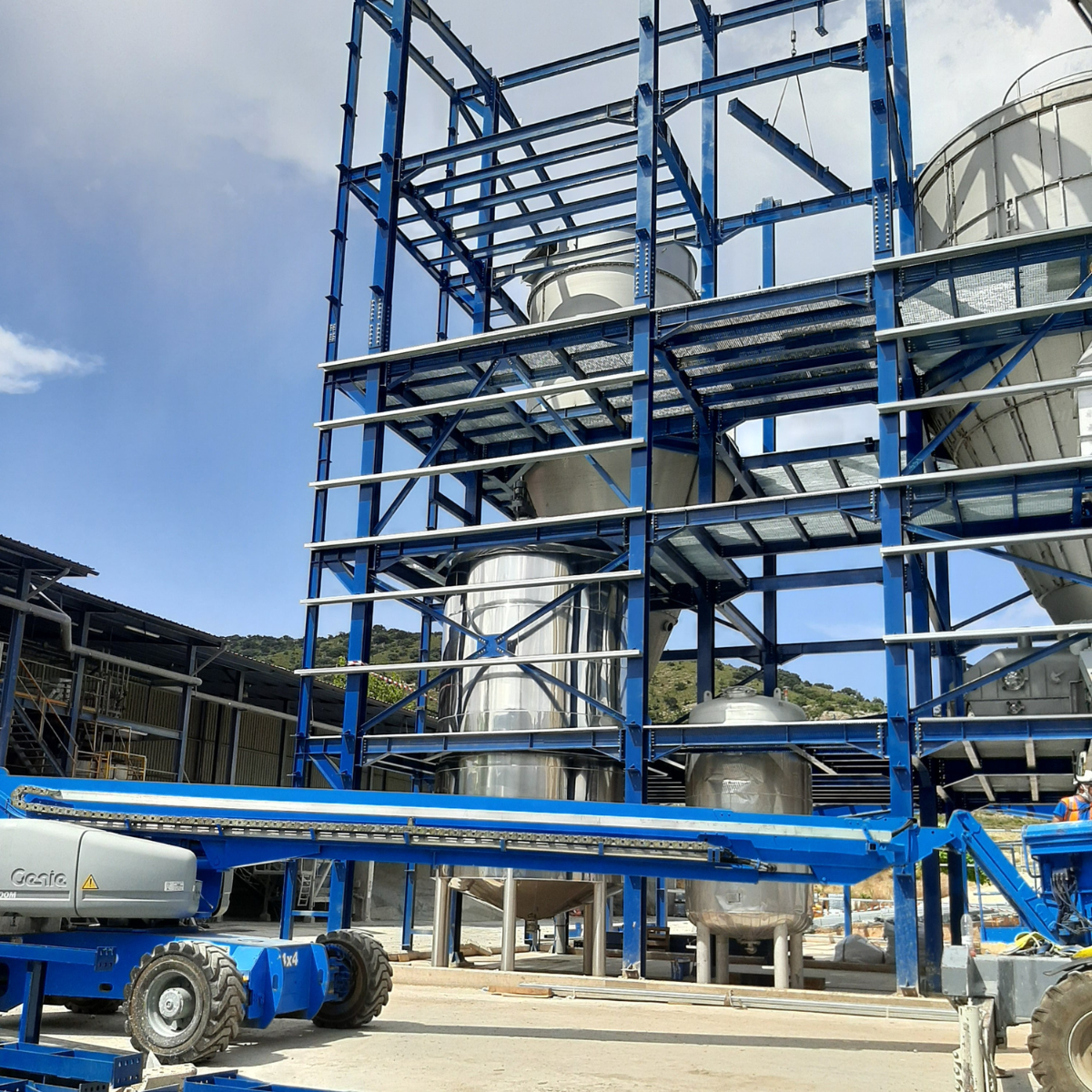 Torre de atomización y almacén anexo